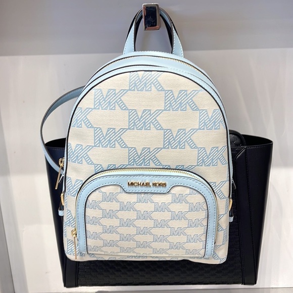 Michael Kors Jaycee Medium Logo Zip Pocket Backpack
35S3G8TB2J
Vista Blue - Picture 9 of 16